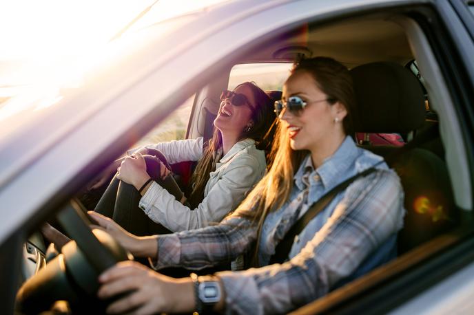 prijateljici, avto, vožnja, vikend | Foto Shutterstock