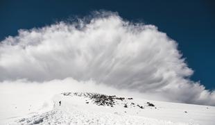 V francoskih Alpah v snežnem plazu umrla dva smučarja