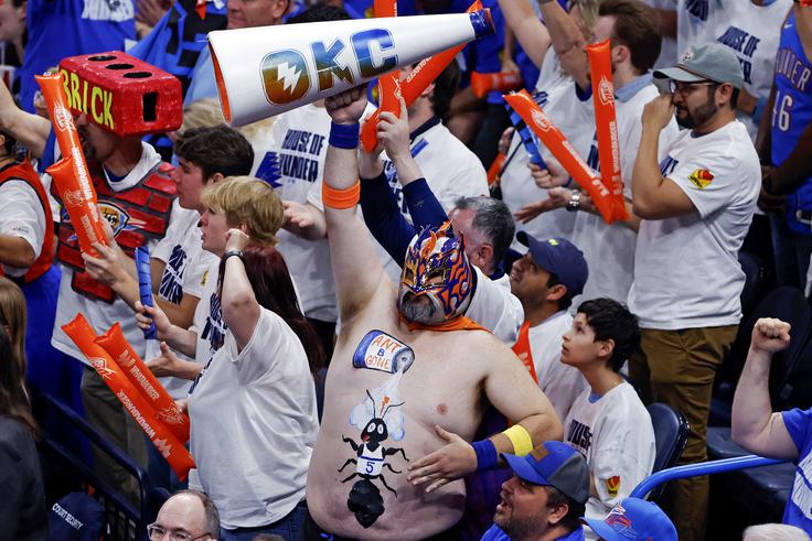Košarkarji Oklahome City Thunder so se uvrstili prvič v veliki finale po letu 2012 in s tem izenačili najboljši dosežek, odkar se je franšiza preselila iz Seattla v Oklahoma Cita. Pred tem je kot Seatle Supersonics leta 1979 šla do konca in postala prvak lige NBA. | Foto: Reuters