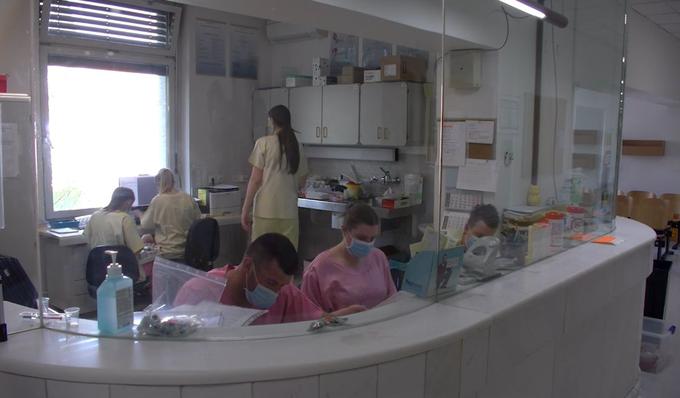 V zastekljenem prostoru se medicinske sestre počutijo varne. | Foto: UKC Maribor