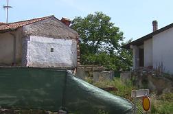 Porušil znamenito mitnico, čeprav bi jo moral obnoviti #video