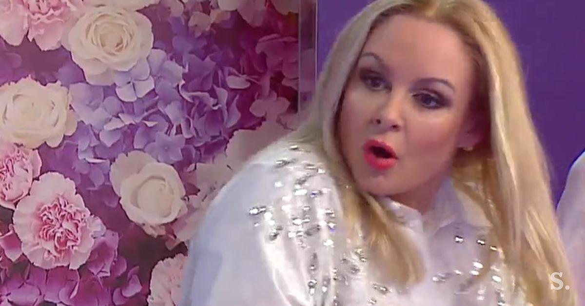 Ups! Pod našo voditeljico se je med snemanjem vdal stol. #video - siol.net