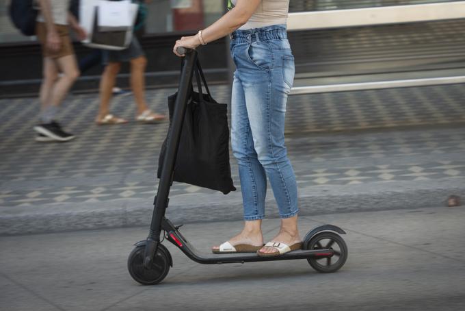 Številni potniki javni potniški promet uporabljajo v kombinaciji z mikromobilnostjo, katere ena od možnosti je tudi e-skiro.  | Foto: STA