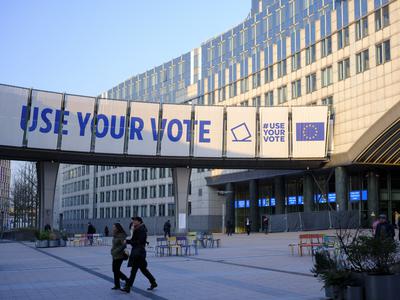 Volivci bodo izbrali evropske poslance in odločili o posvetovalnih referendumih