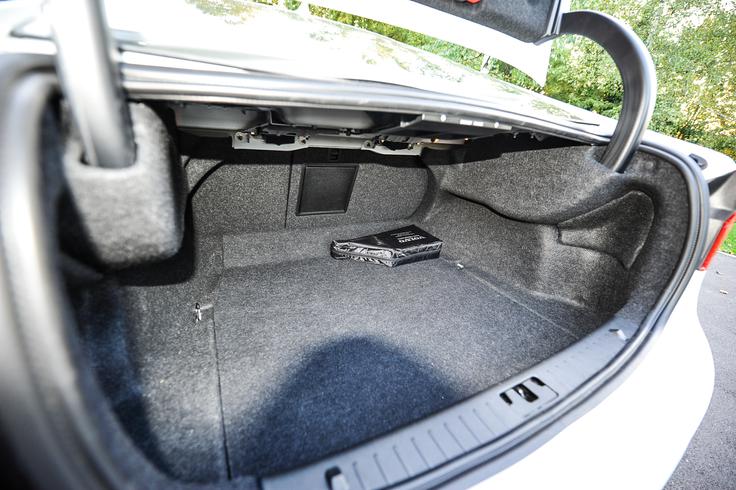 Da je prtljažnik pri S60 in tudi pri CC bolj v drugem planu, dokazujeta majhnost (380 litrov) ter to, da se daljinsko samo odklene, ne pa odpre in da se naslonjala iz prtljažnika samo sprosti, polaga pa iz kabine. | Foto: Jure Gregorčič