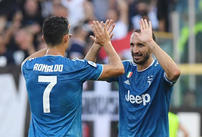 Cristiano Ronaldo bo lahko po dolgem času pri Juventusu znova združil moči z Giorgiom Chiellinijem. | Foto: Reuters
