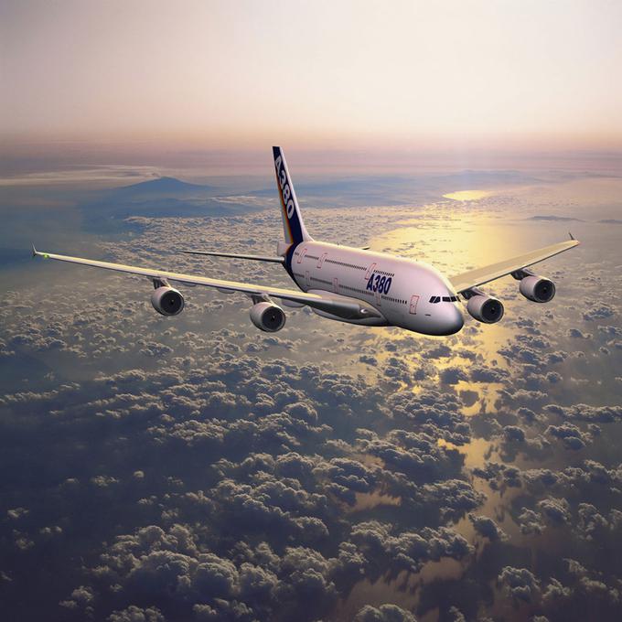Dvonadstropno štirimotorno letalo A380 je Airbus v uporabo predal leta 2007. Prvi naročnik je bila družba Singapore Airlines. | Foto: Getty Images