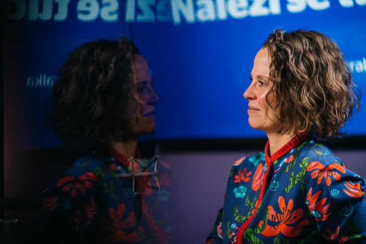 "Če bi vsi ti ljudje, ki zlivajo to gnojnico in žolč, to energijo uporabili za to, da bi pomagali nekomu nositi vrečke, nekomu odprli vrata, bi bil svet bistveno drugačen," je povedala o spletnih komentarjih. | Foto: Jan Lukanović