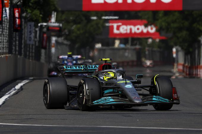 Lewisa Hamiltona je hrbet v Bakuju tako zelo bolel, da je po prihodu v cilju komaj zlezel iz dirkalnika. | Foto: AP / Guliverimage