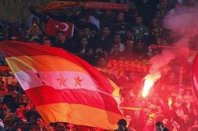 Navijači Galatasaraya noreli v Ankari