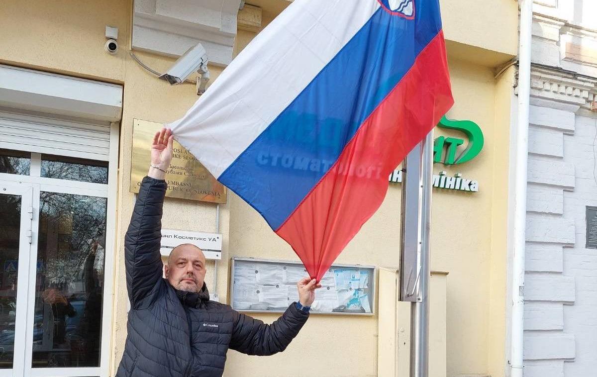 Slovenska zastava | "Ko smo prišli v Kijev, je bilo kar vetrovno, in ko smo s ponosom ponovno dvignili tako slovensko kot evropsko zastavo, sta lepo plapolali v vetru," je Lesjak povedal v pogovoru za TV Slovenija. | Foto Twitter