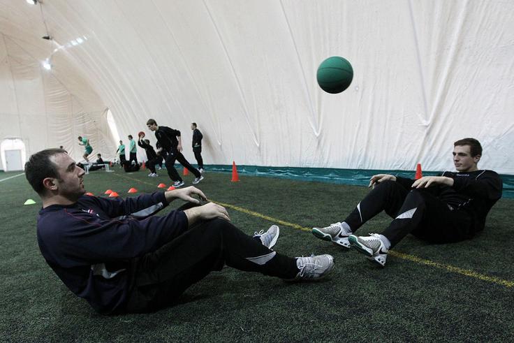 "Ko je začel trenirati z nami, ni imel niti 14 let. Priključil se je nam, 'starim konjem', ker je pač kazal izjemen talent. Čeprav nam je trener Škerl, ki je vodil kadete, očital, da ga bomo uničili, ker je še premlad, smo verjeli vanj in vztrajali, da je ostal z nami," je Robert Volk hitro prepoznal vrednost in potencial Jana Oblaka. V boju za položaj prvega vratarja se je v sezoni 2009/10 potegoval tudi z Damirjem Botonjićem. | Foto: Aleš Fevžer