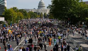 V ZDA so se začeli protesti proti Trumpu: na ulice so se zgrnile množice nasprotnikov