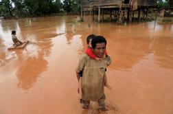 Zaradi monsuna oteženo reševanje pogrešanih v Laosu #foto