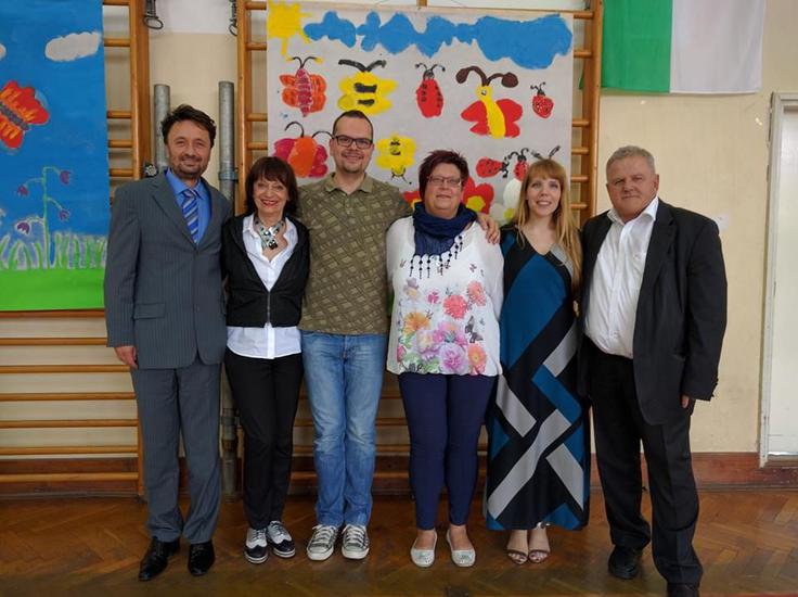 Kramžarja je podelitev naziva naj učitelj leta 2016 izredno presenetila. Pričakoval je zgolj obisk visokega predstavnika šolskega ministrstva. Na fotografiji, ki je nastala na podelitvi so od leve proti desni: župan Zagorja Matjaž Švagan, Manca Košir iz iniciative Kakšno šolo hočemo, Dejan Kramžar, ravnateljica Nataša Grošelj, novinarka Katja Cah in Boris Zupančič, vodja oddelka za predšolsko vzgojo in osnovno šolo na ministrstvu za izobraževanje, znanost in šport. | Foto: 