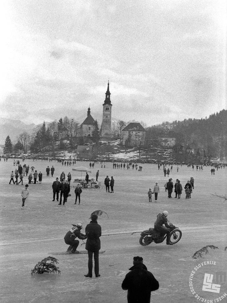 Motošijöring (smučanje z vleko motocikla) na zaledenelem Blejskem jezeru januarja 1964.
| Foto: Edi Šelhaus, hrani: MNZS