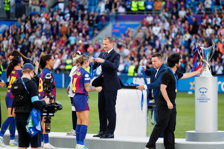 Aleksander Čeferin je preteklo soboto okronal evropske klubske prvakinje (Barcelona) v Oslu. To soboto bo na Madžarskem pokal, namenjen zmagovalcu lige prvakov, podelil kapetanu PSG oziroma Arsenala. | Foto: Guliverimage