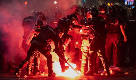 Beograd v plamenih: izbruhnili so brutalni spopadi, ranjenih in pridržanih več deset ljudi #foto #video