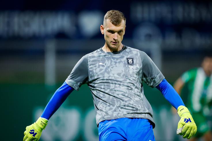 Matevž Vidovšek je moral v Celju braniti kar z ogrevalno majico. | Foto: Luka Kotnik/alesfevzer.com