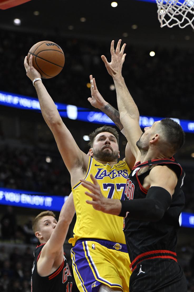 Luka Dončić je v Chicagu dosegel 25 točk, a je iz igre zadel le osem od 22 metov. Dodal je deset skokov in sedem asistenc. | Foto: Guliverimage