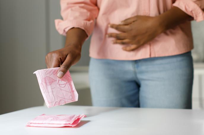 menstrualni cikel, pripomočki, menstruacija | 28. maj je mednarodni dan menstrualne higiene postal leta 2014. Dan ni izbran naključno, maj kot peti mesec v letu predstavlja pet dni na mesec, kolikor v povprečju traja menstruacija, 28 pa predstavlja povprečno število dni mesečnega cikla. | Foto Shutterstock