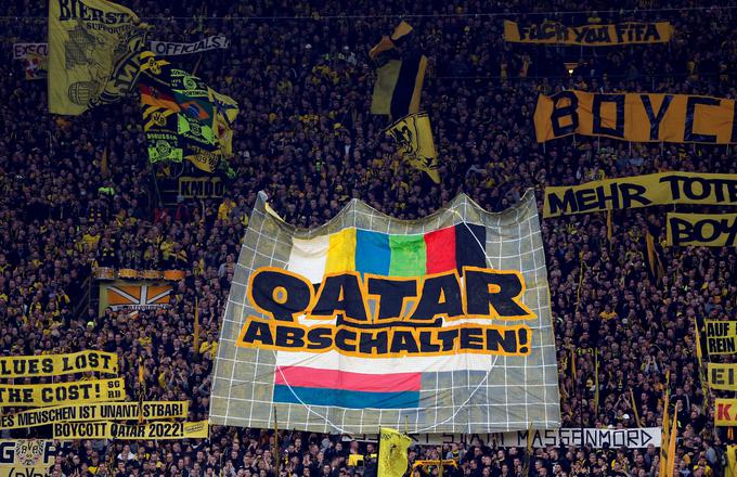 Navijači Borussie Dortmund so tako pozivali k bojkotu SP 2022 v Nemčiji. | Foto: Reuters