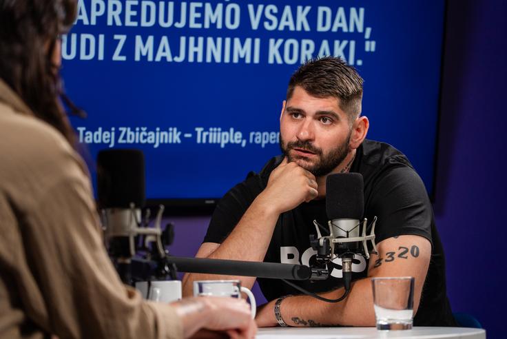 "Zdi se mi, da smo v Sloveniji v nekem balončku, v katerem je nekaj menedžerjev, ki vodijo vso elito, vsi drugi pa so skriti nekje zadaj," je komentiral stanje na slovenski glasbeni sceni.  | Foto: Luka Petrič