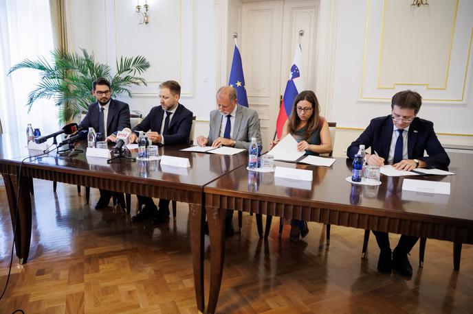 Rektorat Univerze v Ljubljani, podpis sporazuma |  "Pobuda Biotech Hills je izjemno pomembna za razvoj celotnega področja biotehnologije, saj bo povezovala tako akademsko sfero kot gospodarstvo in predvsem nudila pomoč pri razvoju novih majhnih biotehnoloških podjetij, ki se intenzivno razvijajo," je bil jasen Majdič. | Foto Nebojša Tejić/STA