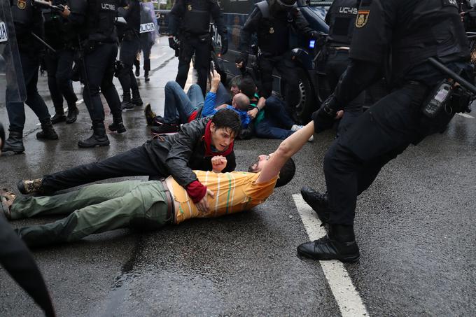 Poznavalec političnih razmer v Španiji meni, da se bodo prizori nasilja, ki smo jim bili priča ob referendumu prvega oktobra, v prihodnosti ponovili. | Foto: Reuters