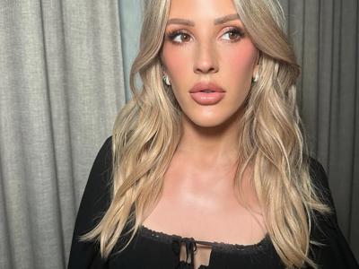 Pevka Ellie Goulding po ločitvi ljubezen znova našla v deset let mlajšem igralcu