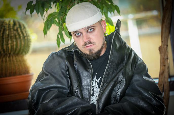 Kaarija | "Včasih sem zelo divji. Imam pa tudi trenutke, ko sem povsem miren kot običajni ljudje. Ker Käärijä, ko stopi na oder, v trenutku spremeni svojo miselnost," nam je v intervjuju za Siol.net pojasnil 32-letnik iz Helsinkov. | Foto Gaja Hanuna