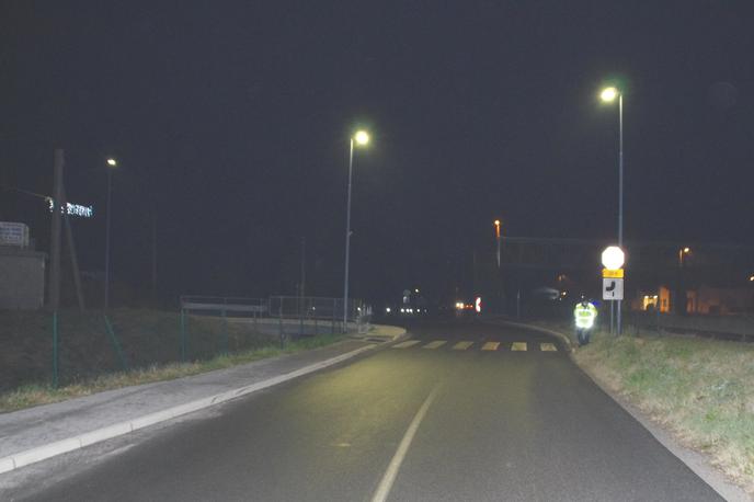 Prometna nesreča | Na območju Volčje Drage je voznik včeraj zvečer z vozilom zadel peško, ki je hodila po pločniku. Mladoletnica se je v trčenju lažje poškodovala. | Foto policija