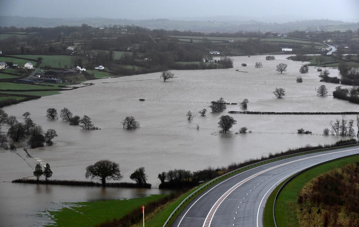 Poplave Velike Britanija | Ogroženih je več kot 300 krajev, še posebej kritično je na jugu Walesa. | Foto Reuters