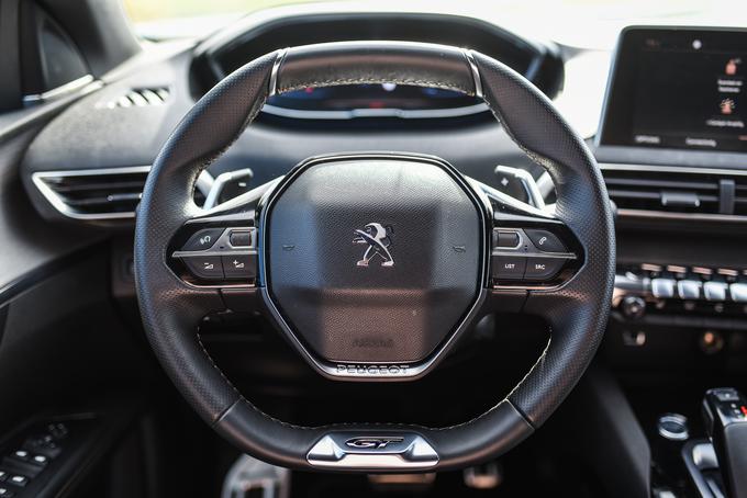 Zaščitni znak Peugeotovih avtomobilov je volanski obroč majhnega premera. | Foto: Gašper Pirman
