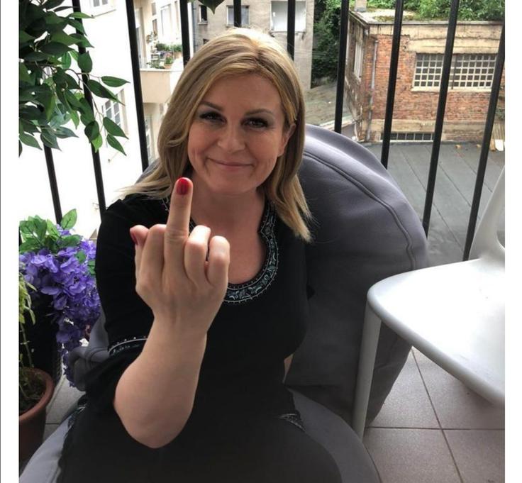 Številne ženske, med njimi tudi nekdanja predsednica Kolinda Grabar - Kitarović, so v odziv na Škorove izjave objavile fotografije, na katerih kažejo sredinec. | Foto: Twitter - Voranc
