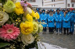 Na prizorišču tragedije težave zaradi snega in poklon žrtvam požara