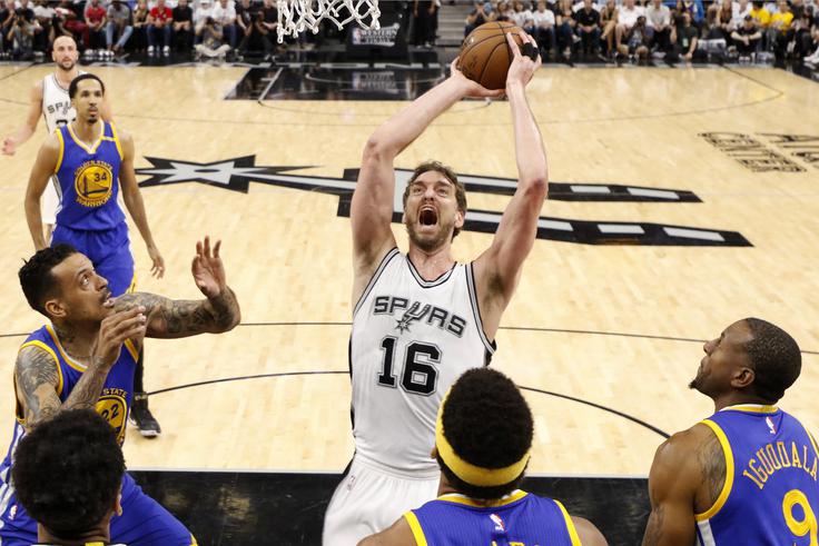 Pau Gasol je pohvalil nadarjenega slovenskega košarkarja, ki ga na naboru lige NBA vidi povsem pri vrhu, če ne celo na njem. | Foto: Reuters