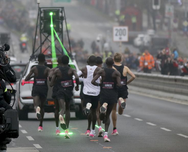 V takšni formaciji se je leta 2019 pod mejo dveh ur spustil Eliud Kipchoge na posebnem "laboratorijskem" teku na Dunaju. | Foto: Guliverimage