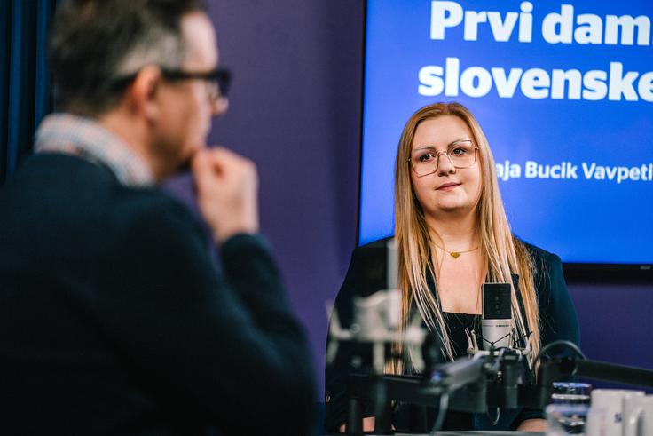 "Pisanja doktor romana sem se lotila sistematično – najprej sem poiskala vse, kar me je motilo," v smehu pove Karmen Petric. | Foto: Jan Lukanović