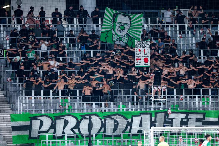Navijaška skupina Green Dragons sporoča predsedniku Olimpije Adamu Deliusu, naj proda klub. | Foto: Aleš Fevžer
