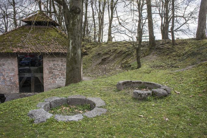 Na širšem območju gradu je še danes več vodnjakov in drugih spominov na nekdanje oblike zbiranja vode. | Foto: 