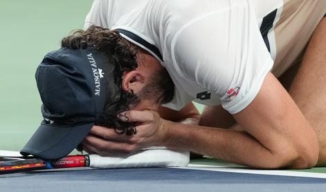 Kaj se dogaja, padel je še Novak Đoković? #video
