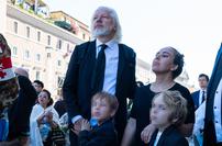 Na papeževem pogrebu tudi Julian Assange z družino