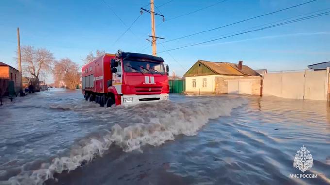 Mestne oblasti medtem ocenjujejo, da bi bilo zaradi poplav lahko ogroženih približno 11 tisoč ljudi in štiri tisoč hiš. | Foto: Reuters