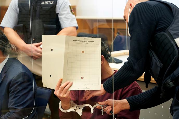 Sojenje v Nemčiji | Nemško sodišče je sirskega državljana obsodilo zaradi sodelovanja pri zločinih proti človečnosti. | Foto Reuters
