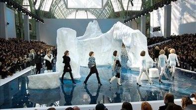 Karl Lagerfeld tokrat z ledeno goro sredi Pariza