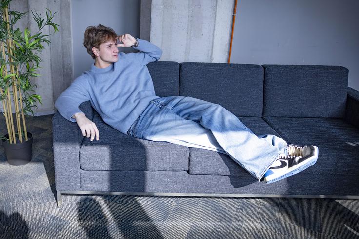 "Zdaj je čas, da se razdajam publiki. Negativnih komentarjev ne berem več in jih ne doživljam. Mislim, da niso vredni, da jih berem in da mene kot osebo ne opisujejo," je prepričan 20-letnik. | Foto: Ana Kovač