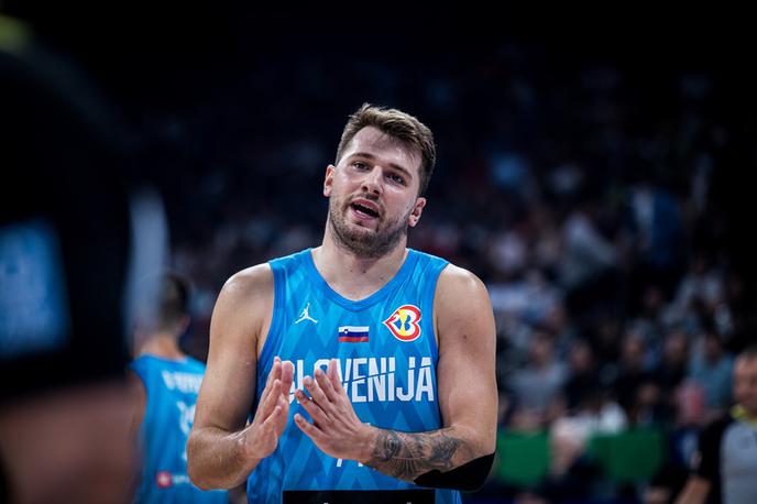 Luka Dončić | Kapetan Luka Dončić je moral s soigralci priznati poraz. V zadnji četrtini je bil z dvema tehničnima napakama izkjučen. | Foto FIBA