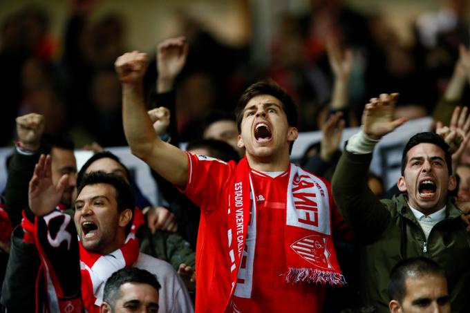 Navijači Seville so na Old Traffordu prišli na svoj račun.  | Foto: Reuters