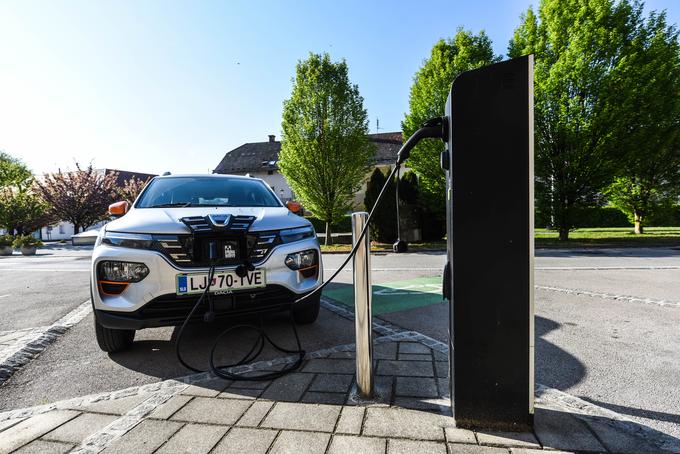 Tržni delež električnih avtomobilov se je podvojil tudi v Sloveniji. Do zdaj sta bila letos najuspešnejša posamična električna avtomobila tesla model Y in dacia spring.  | Foto: Gašper Pirman